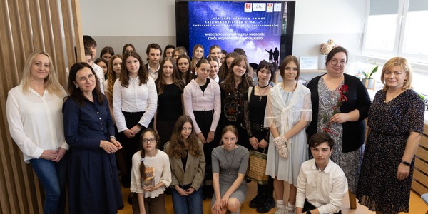 grupa uczniów w bibliotece..jpg